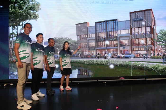 PROSPEK BISNIS: Dari kiri: Lauw Hendra, Renovan Setio, Sutoto Yakobus dan Sianne Wahjoeni jelaskan Ruko North Avenue Shophouses dengan harga mulai Rp 2 miliaran di CitraLand The Greenlake.