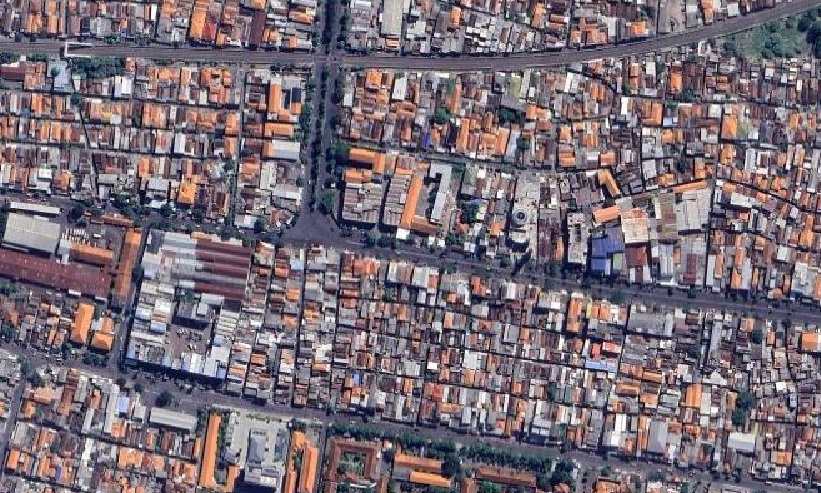RING KEDUA KERATON: Tampilan satelit kawasan Kalibutuh Surabaya yang padat penduduk.