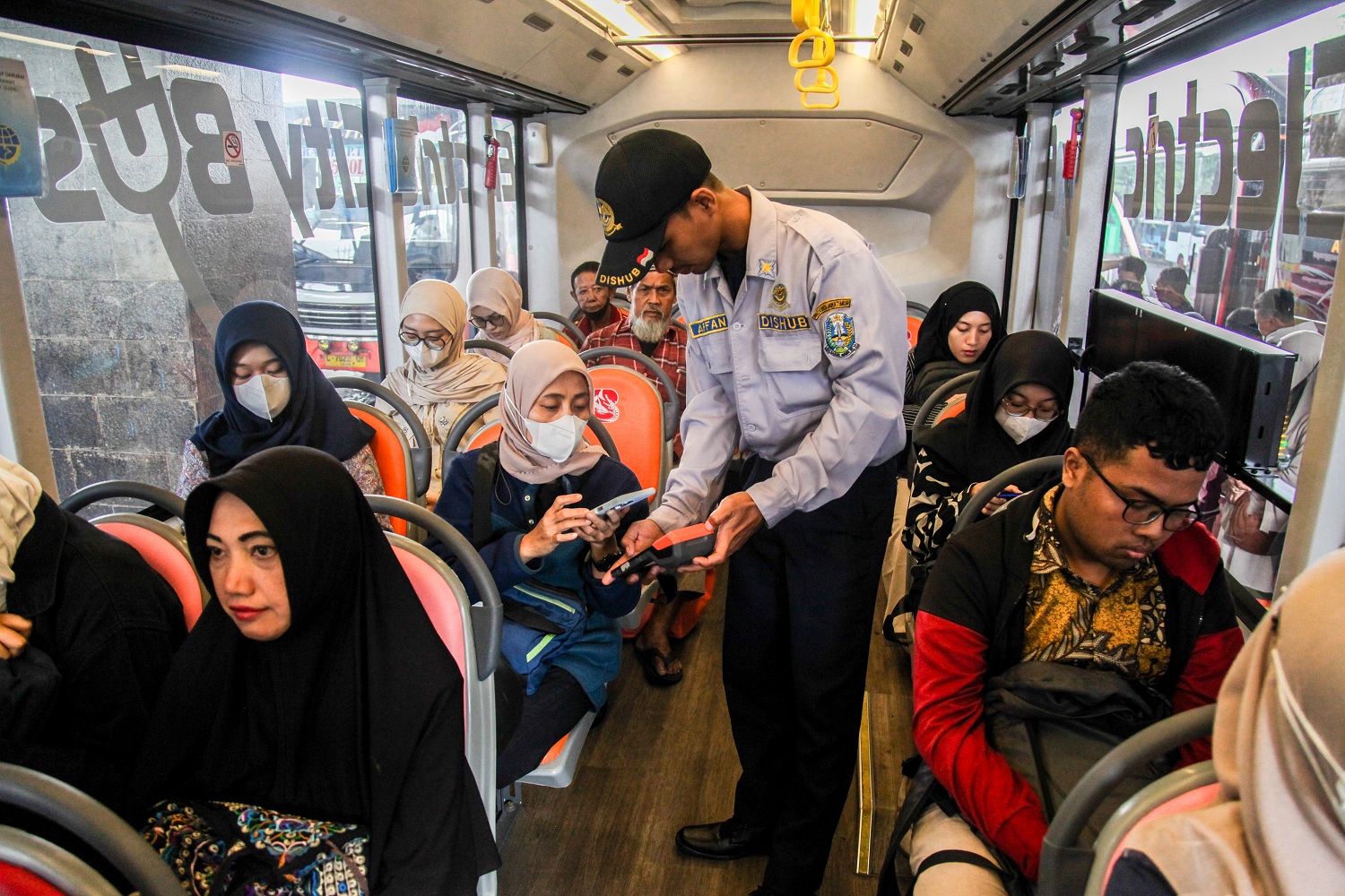 Jumlah armada Suroboyo Bus dan Feeder Wira Wiri yang tersedia saat ini belum mencukupi kebutuhan transportasi umum di kota Surabaya.
