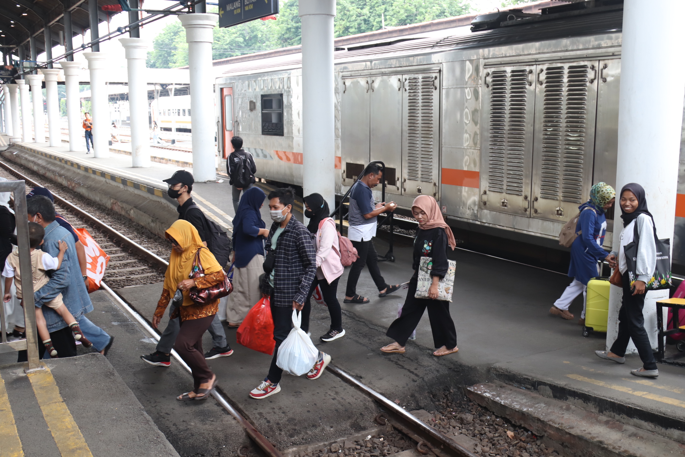 JUJUKAN: Berdasarkan data sementara, penumpang yang turun di stasiun Daop 8 Surabaya untuk angkutan lebaran tercatat 104.790 orang.
