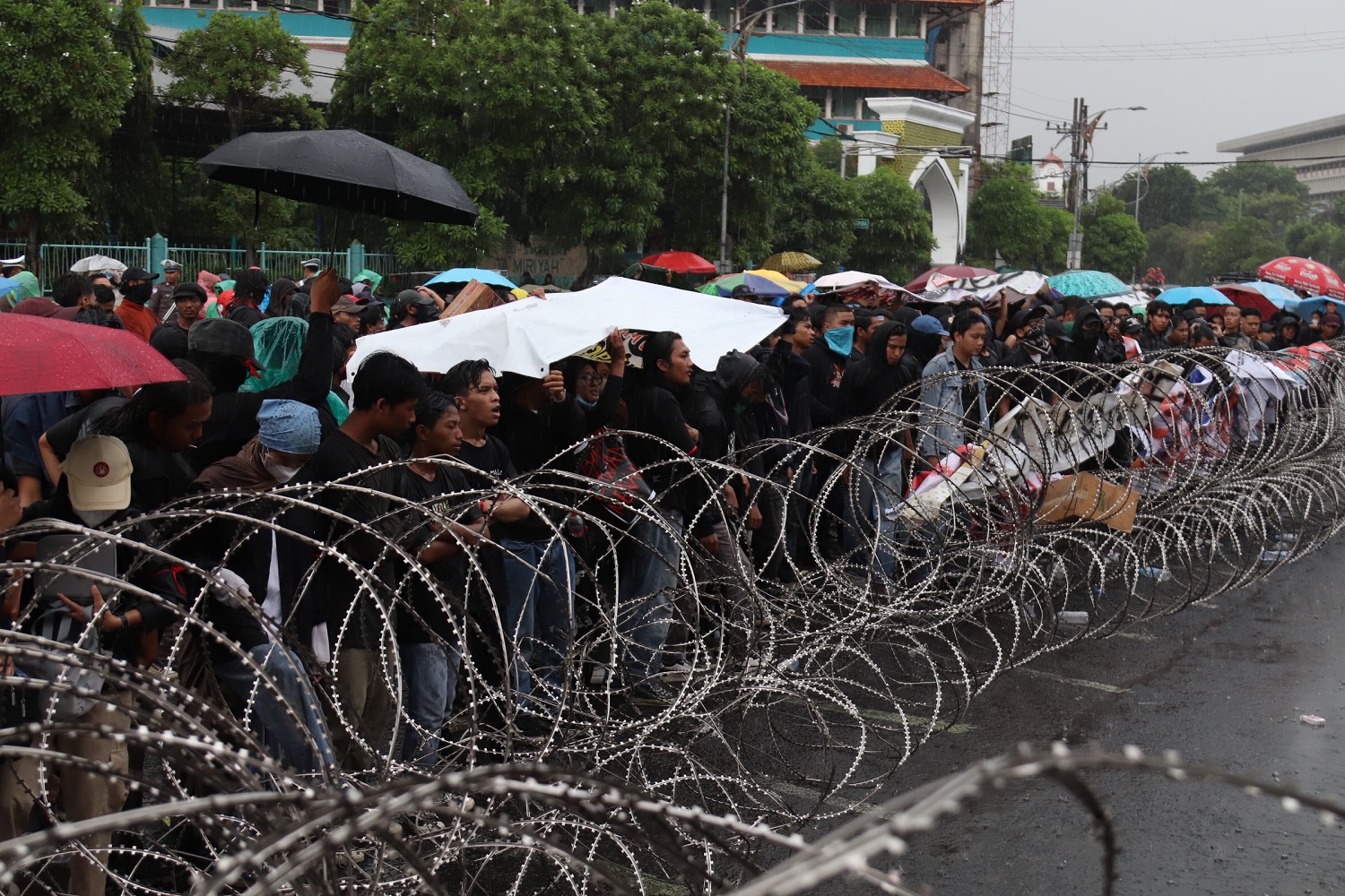 AKSI DAMAI: Ratusan mahasiswa menggelar aksi demonstrasi di depan gedung DPRD Jatim, Jalan Indrapura, Surabaya.&nbsp;