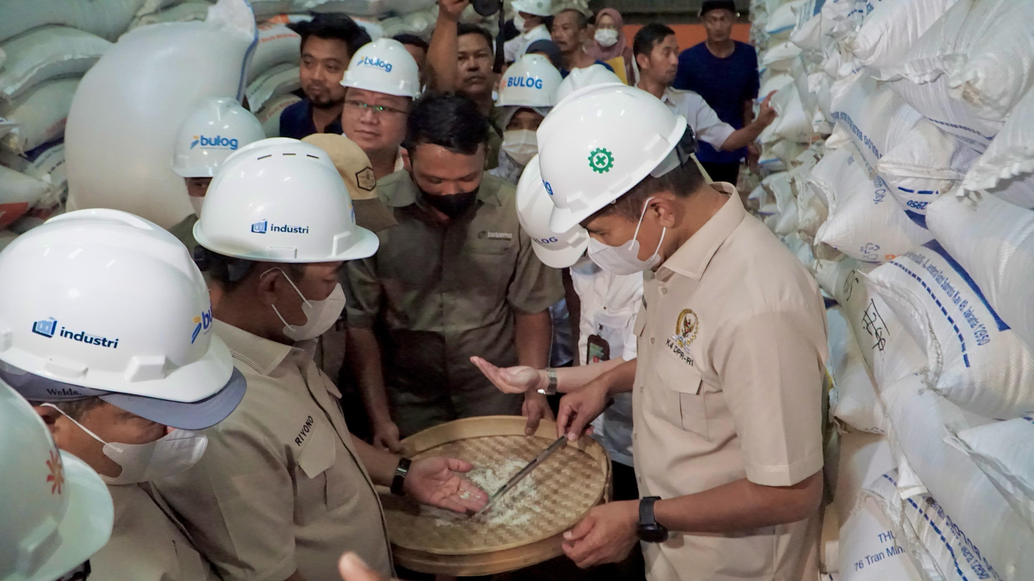 Direktur Pengadaan Perum Bulog Prihasto Setyanto, Pimpinan Bulog Kanwil Jatim Langgeng Wisnu Adinugroho bersama  anggota Komisi IV DPR RI melakukan kunjungan ke Gudang Bulog si Gulun, Ponorogo.