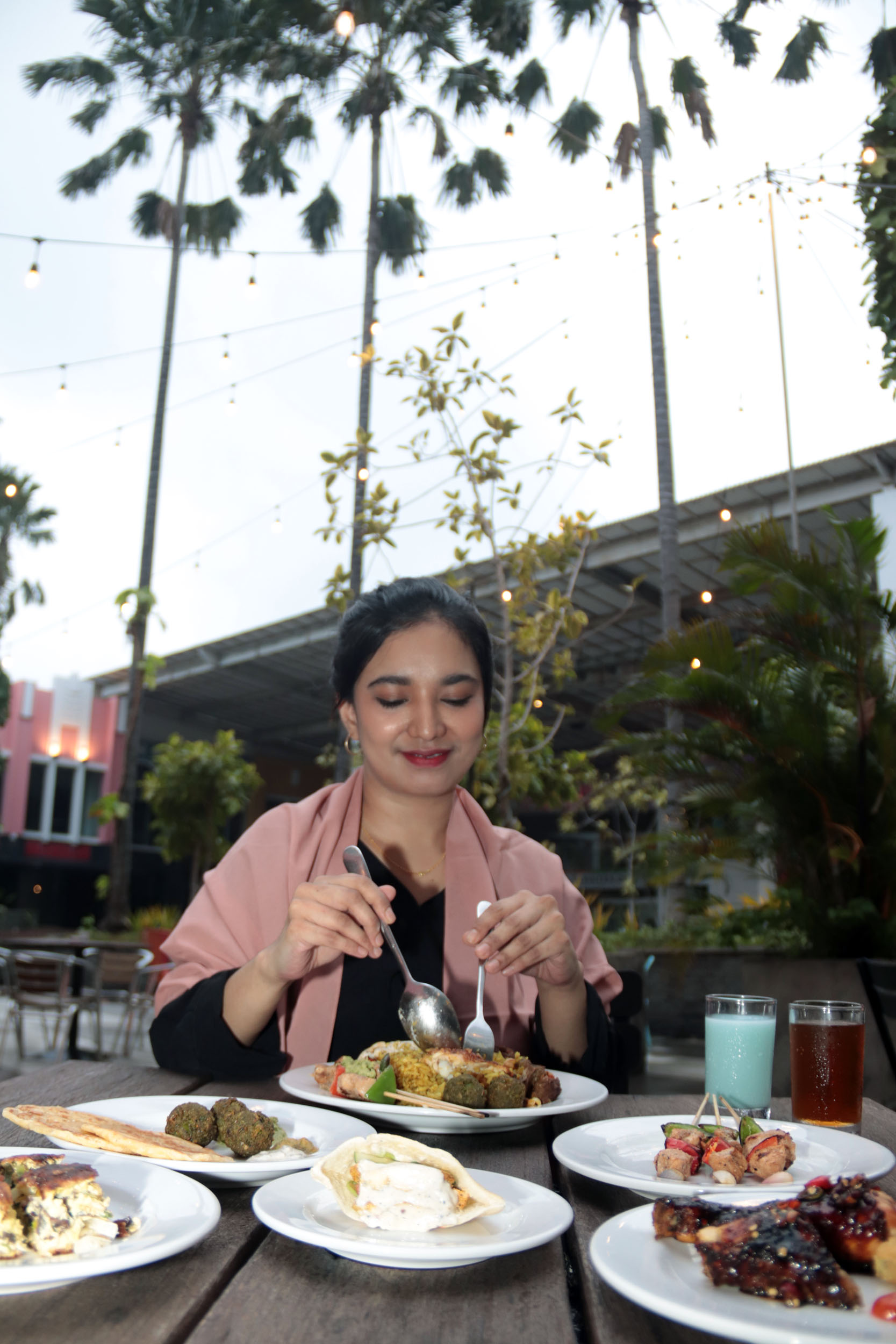 KHAS ARAB: Karina Meliza menikmati sajian menu khas Timur Tengah, yang ada di Kampung Arab Artotel TS Surabaya, Kamis (20/2).