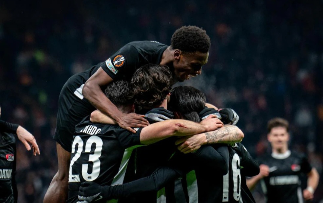 Selebrasi pemain AZ Alkmaar memastikan diri lolos ke babak 16 besar Liga Europa.