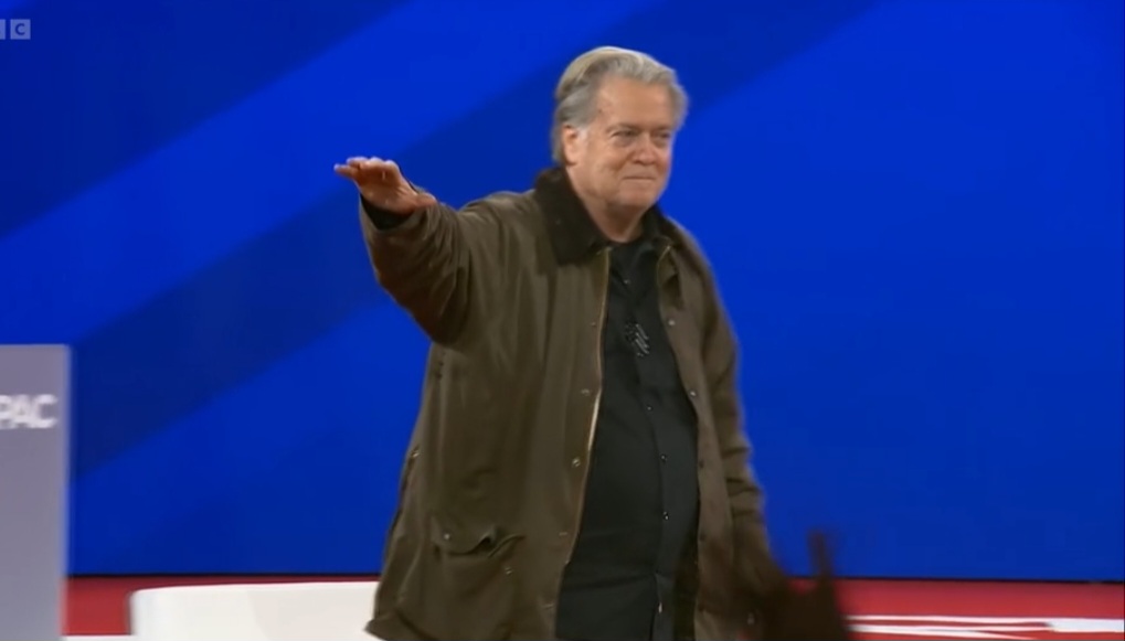 Steve Bannon membuat gerakan satu tangan di panggung CPAC yang dianggap gerakan salam Nazi.
