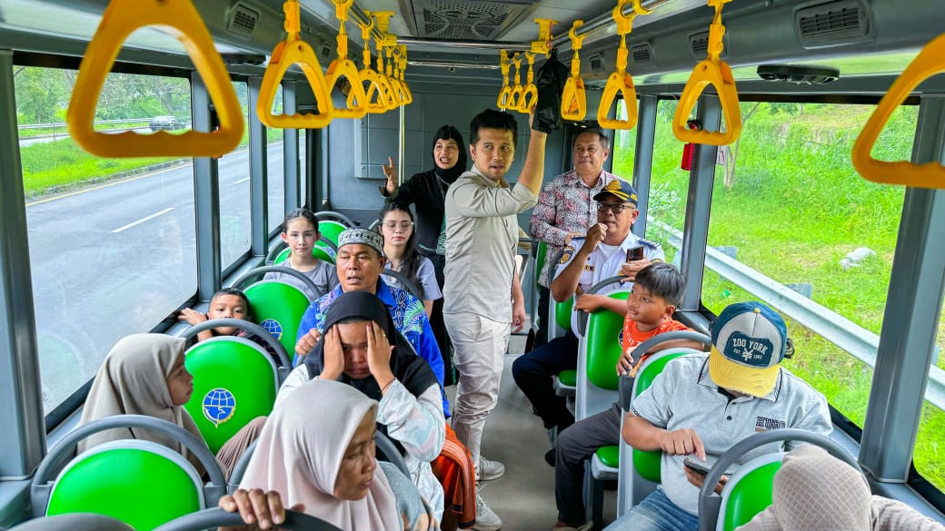 JADI PILIHAN: Wakil Gubernur Jatim Emil Elestianto Dardak saat menjajal Bus Trans Jatim Koridor V rute Surabaya - Bangkalan.