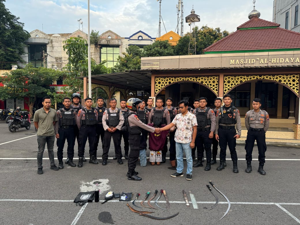 DIAMANKAN : Tiga anggota gangster Allstar beserta barang bukti diamankan di Mapolres Pelabuhan Tanjung Perak