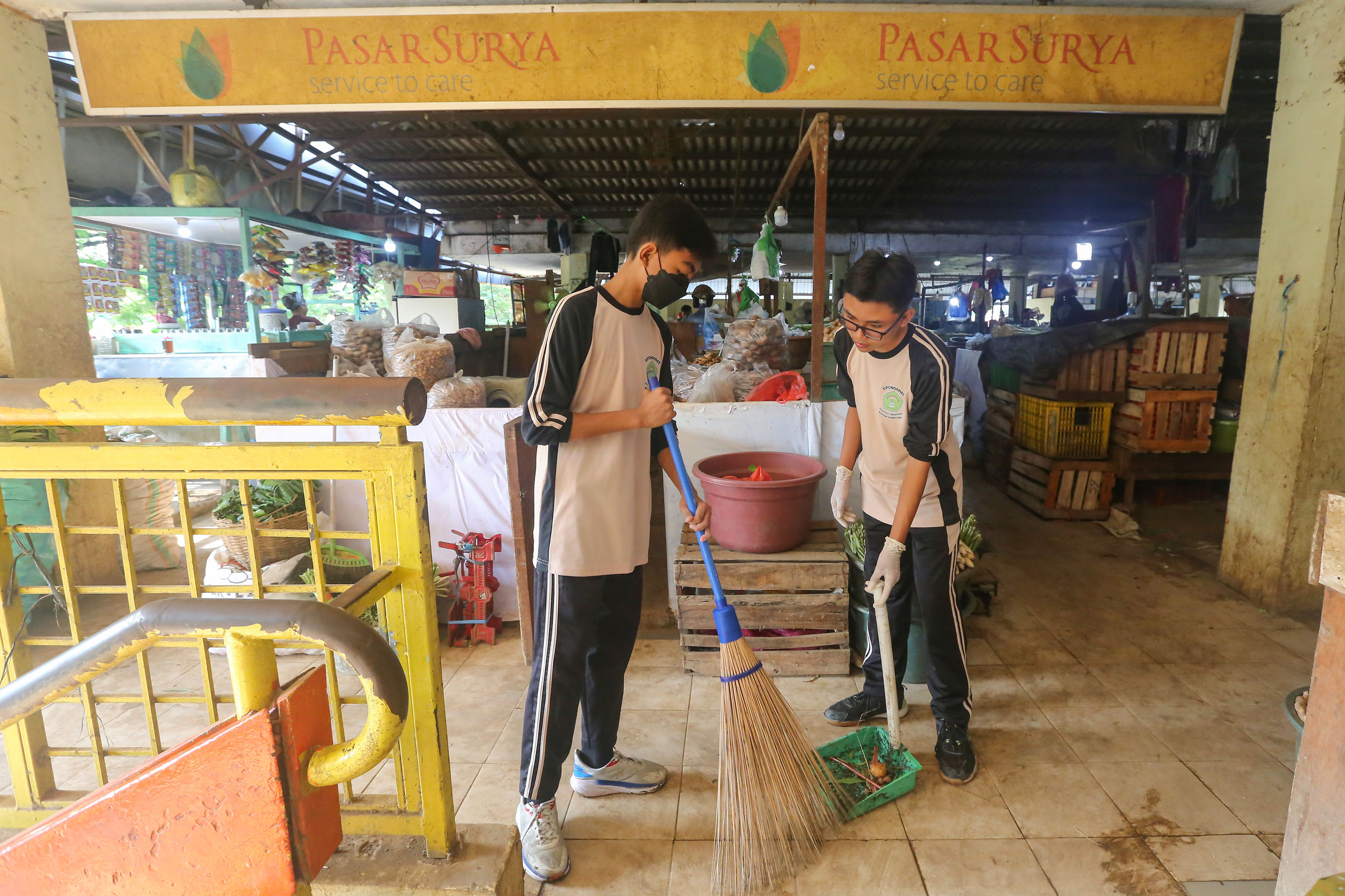 KESADARAN LINGKUNGAN: Pelajar melakukan kerja bakti membersihkan Pasar Keputran dalam Hari Peduli Sampah Nasional 2025.