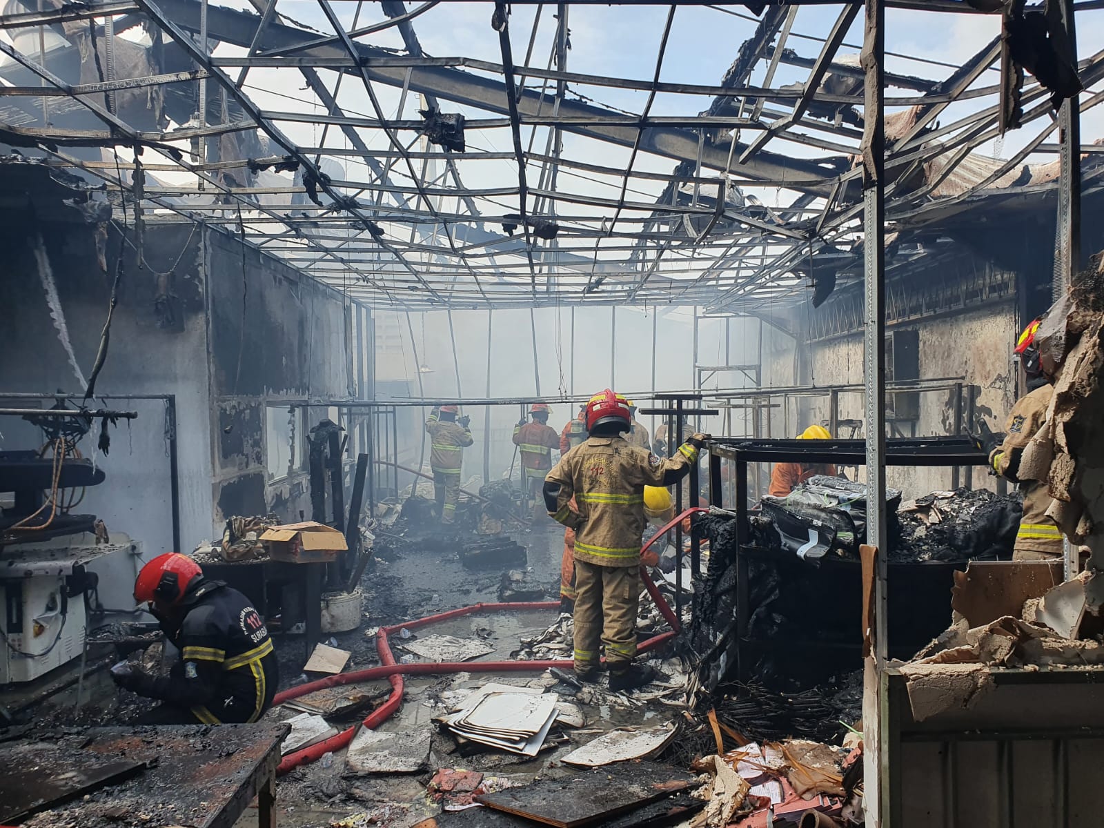 Kebakaran besar terjadi di tempat usaha laundri PT Clean Loundry Jalan Simo Tambaan II, Simomulyo Baru, Sukomanunggal, Surabaya. (IST)