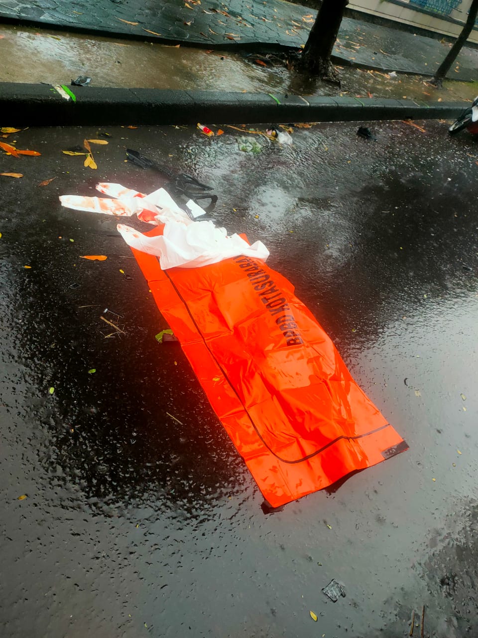 NAHAS : Kondisi korban Aprian Dwikoranto tergeletak di sisi barat Jalan Raya Masjid Al Akbar, Surabaya Senin (24/2).