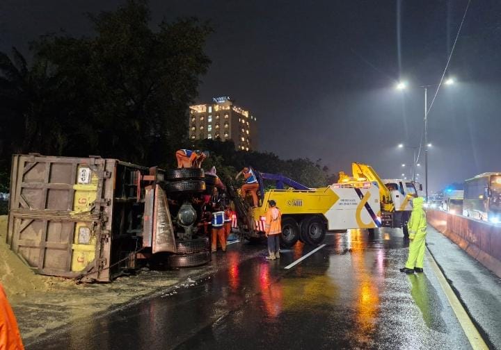 LAKA TUNGGAL : Kondisi truk terguling di KM 14.800 A Tol Surabaya-Porong yang sedang dievakuasi, Senin (24/2) malam.