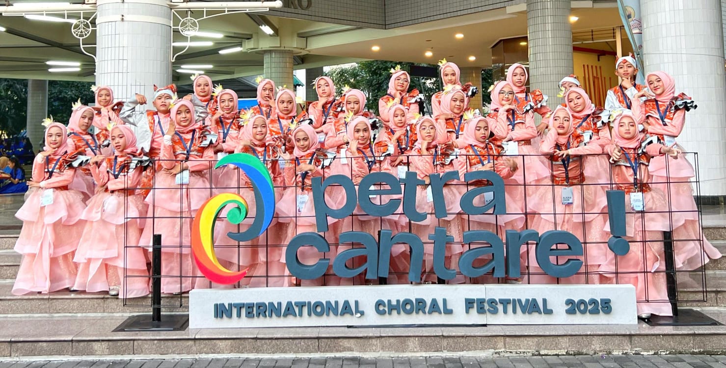 BERPRESTASI: Alazka Choir meraih Gold Award Kategori A1 dalam ajang Petra Cantare International Choral Festival 2025.