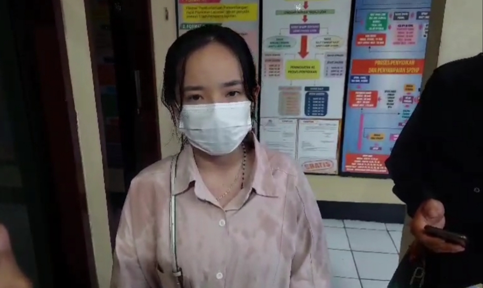 MELAPOR : Korban MV saat memberikan keterangan pada awak media di Mapolsek Wonocolo.
