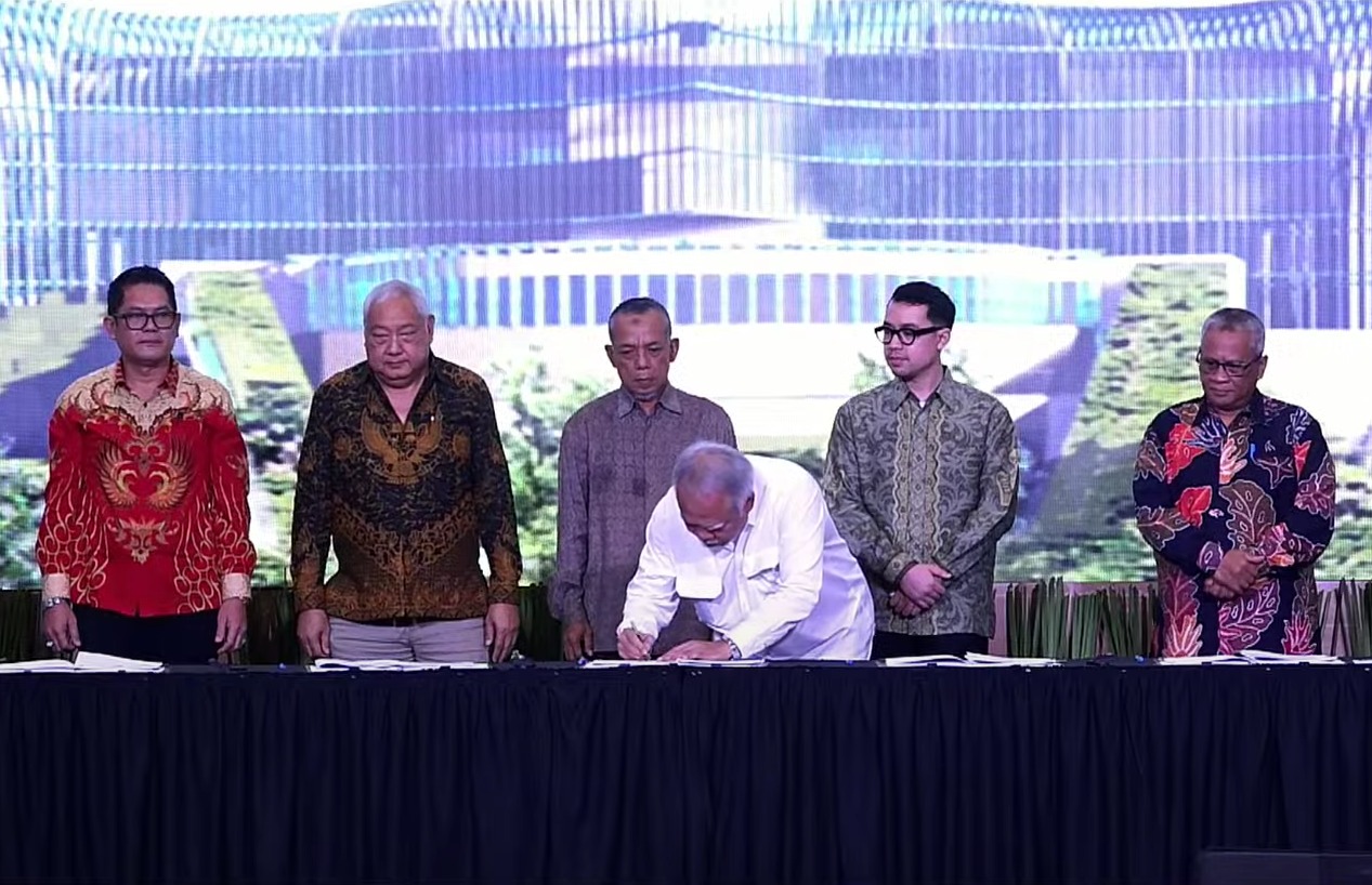 ISTIMEWA KERJA SAMA: Wakil Rektor II Bidang Hukum, Ketatalaksanaan, Keuangan, Sumber Daya, dan Usaha, Bachtiar Syaiful Bachri&nbsp;mewakili Rektor Unesa Nurhasan menghadiri penandatanganan KPBU IKN.
