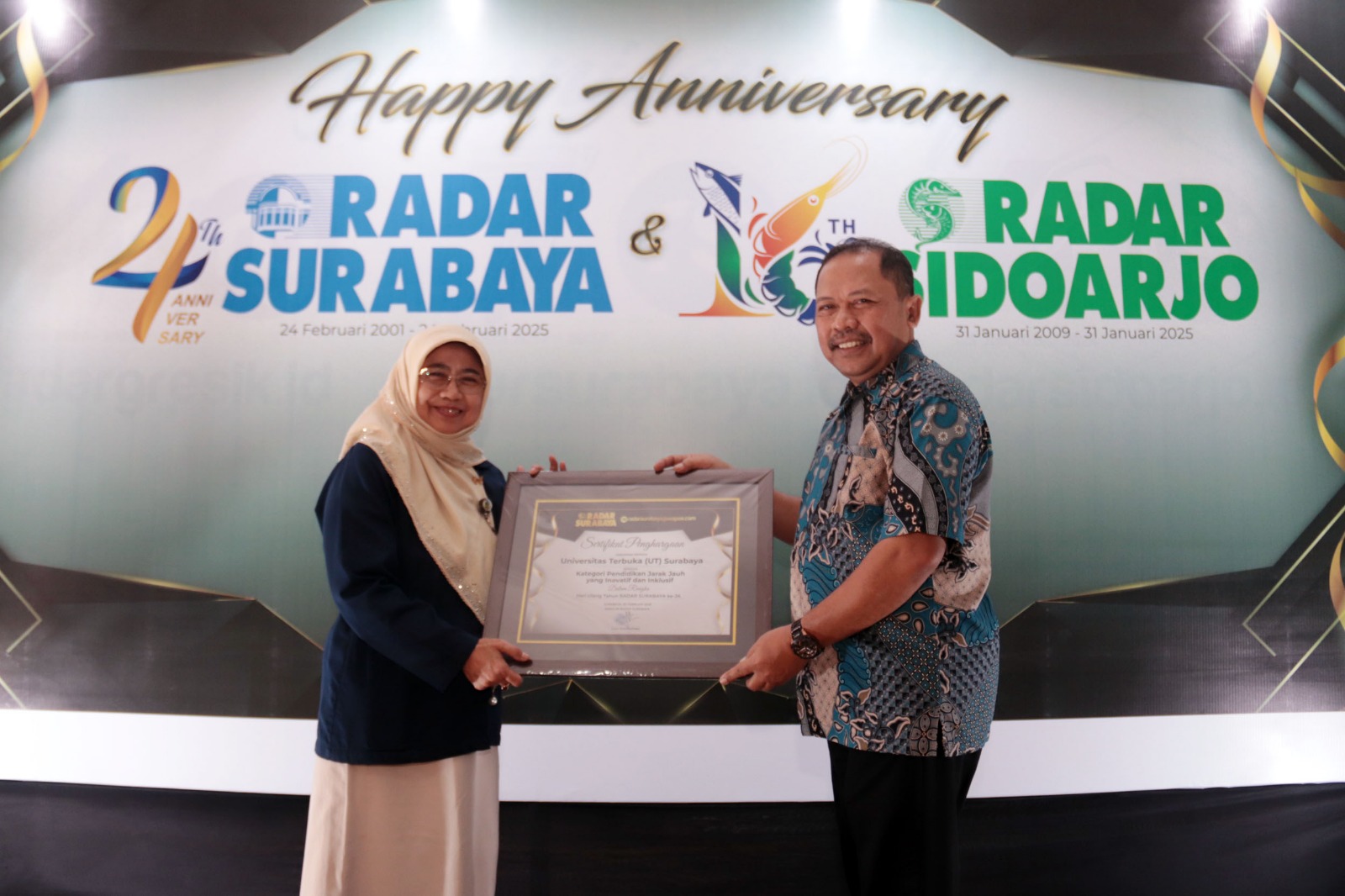APRESIASI: Direktur Universitas Terbuka (UT) Surabaya, Dr. Suparti, M.Pd, (kiri) mendapatkan penghargaan dari Direktur Radar Media Surabaya, Lilik Widyantoro.