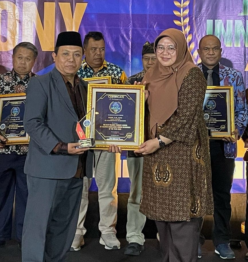 APRESIASI: Kepala Dinas Komunikasi dan Informatika Jawa Timur, Sherlita Ratna Dewi Agustin (kanan) menyerahkan penghargaan kepada Kepala MIM Dupan Surabaya, Rohim S.H.I., M.Pd.
