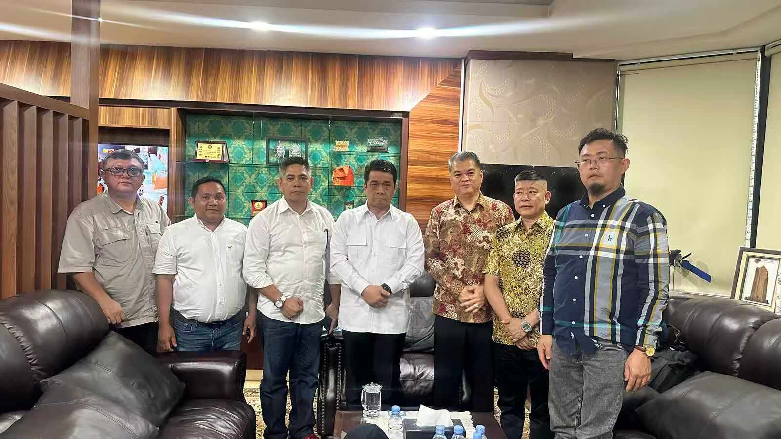 PT Ebemo Mototech Indonesia bertemu dengan Wakil Menteri Desa dan Pembangunan Daerah Tertinggal, Ahmad Riza Patria, untuk memperkenalkan kendaraan listrik roda tiga Ebemo. (IST)