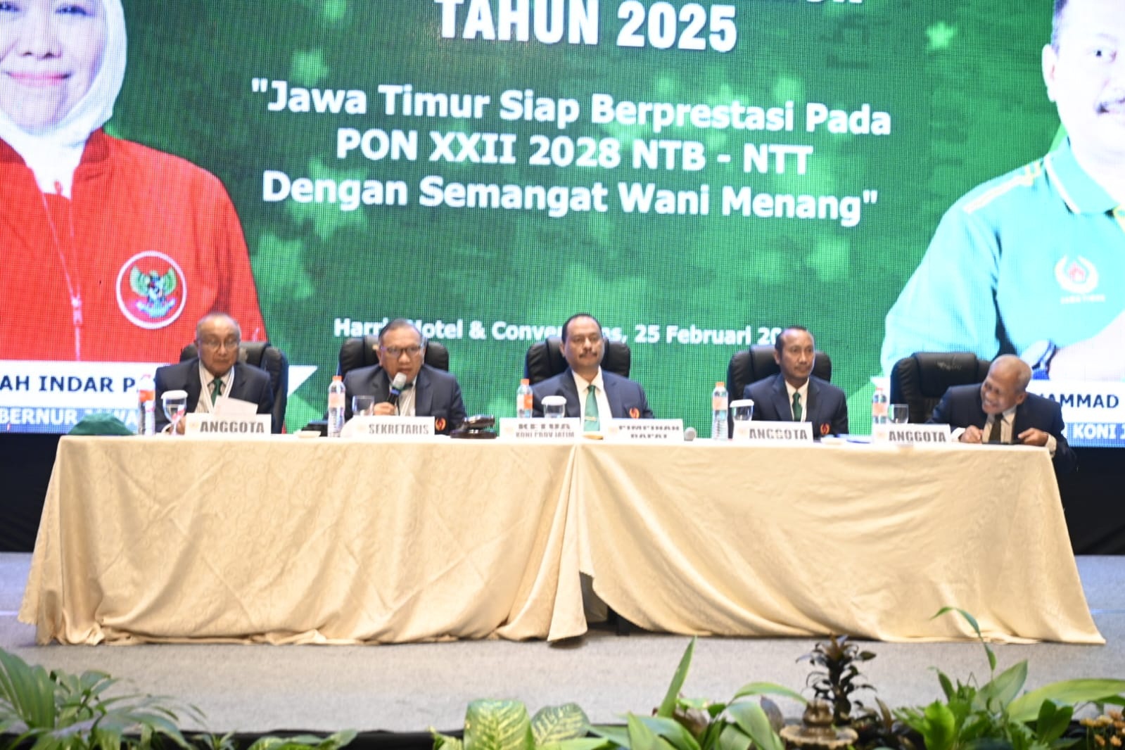 Ketua KONI Jatim Muhammad Nabil (tengah) memimpin Rakerprov KONI Jatim 2025.