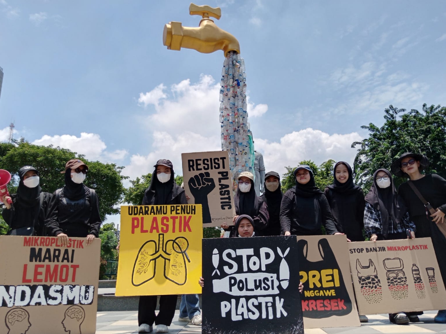 LAWAN SAMPAH: Para aktivis lingkungan menggelar aksi bertajuk &lsquo;Puasa Sampah Plastik&rsquo; di Taman Apsari Surabaya, Selasa (25/2).