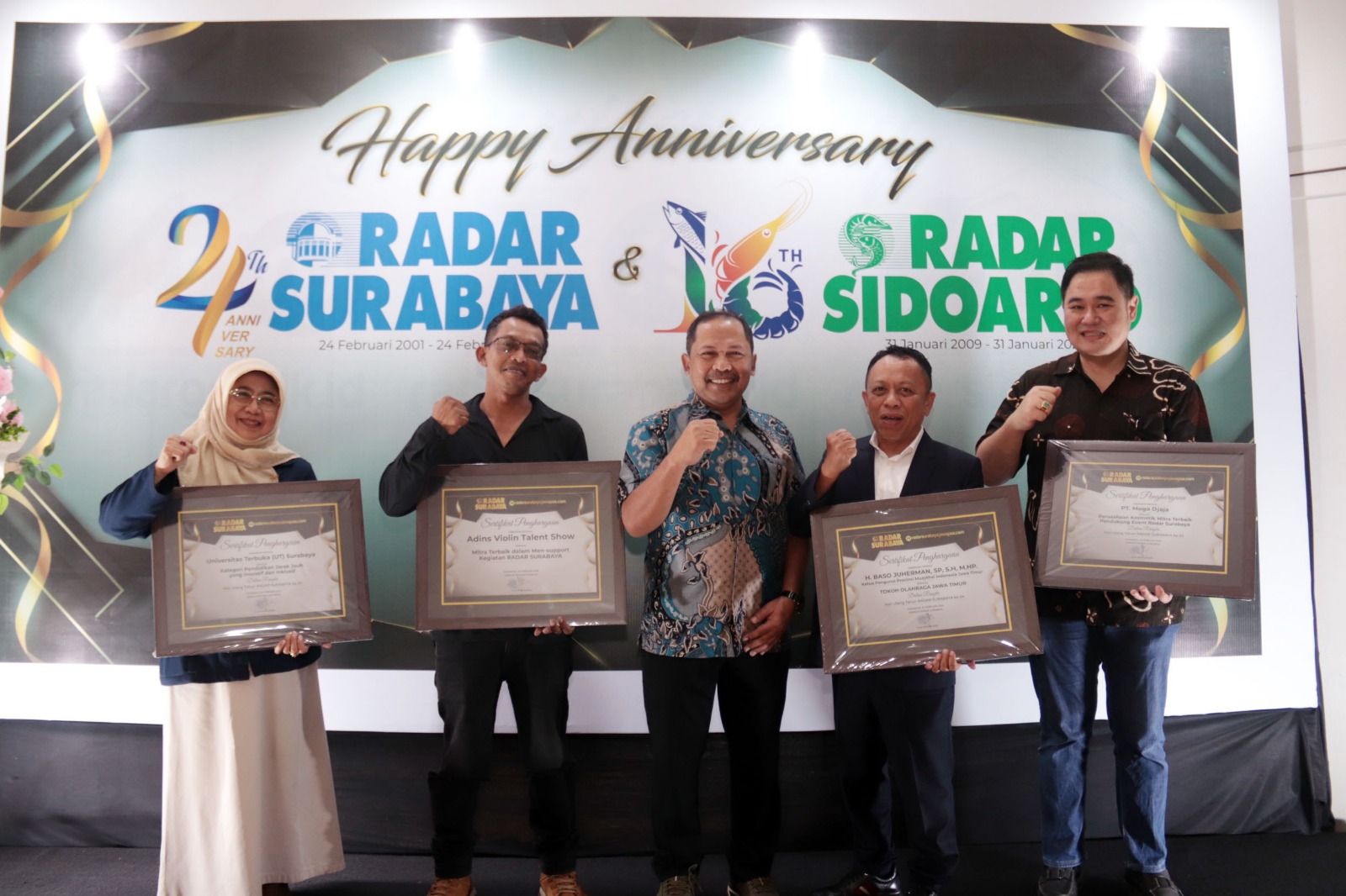 BERSAMA PEMENANG: Direktur Universitas Terbuka (UT) Surabaya, Dr. Suparti, M.Pd, (kiri) berfoto bersama  Direktur Radar Media Surabaya, Lilik Widyantoro (tengah) bersama para penerima penghargaan.