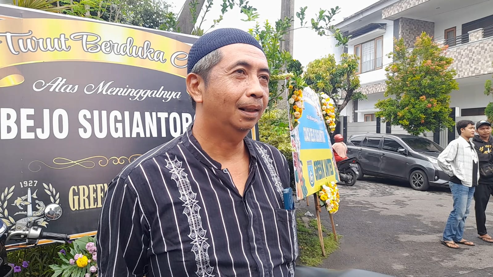 BERDUKA: Kakak ipar Bejo Sugiantoro, Anton saat di rumah duka, Rabu (26/2). (DIKY PUTRA SANSIRI/RADAR SIDOARJO)
