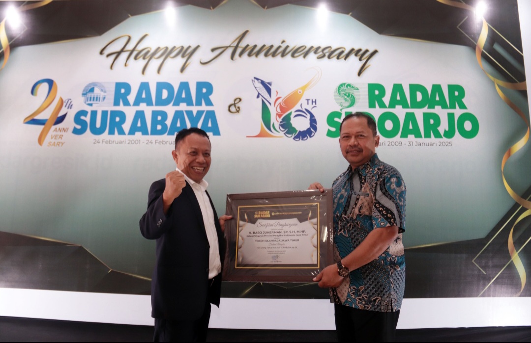 Direktur Radar Surabaya Lilik Widiyantoro (kanan) menyerahkan Piagam penghargaan kepada H Baso Juherman, S.P, S.H, M.HP.