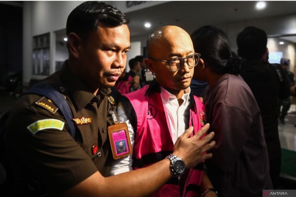 Direktur Optimasi Feedstok dan Produk PT Kilang Pertamina Internasional Sani Dinar Saifuddin (tengah) berjalan memasuki mobil tahanan usai ditetapkan sebagai tersangka kasus dugaan korupsi BBM.