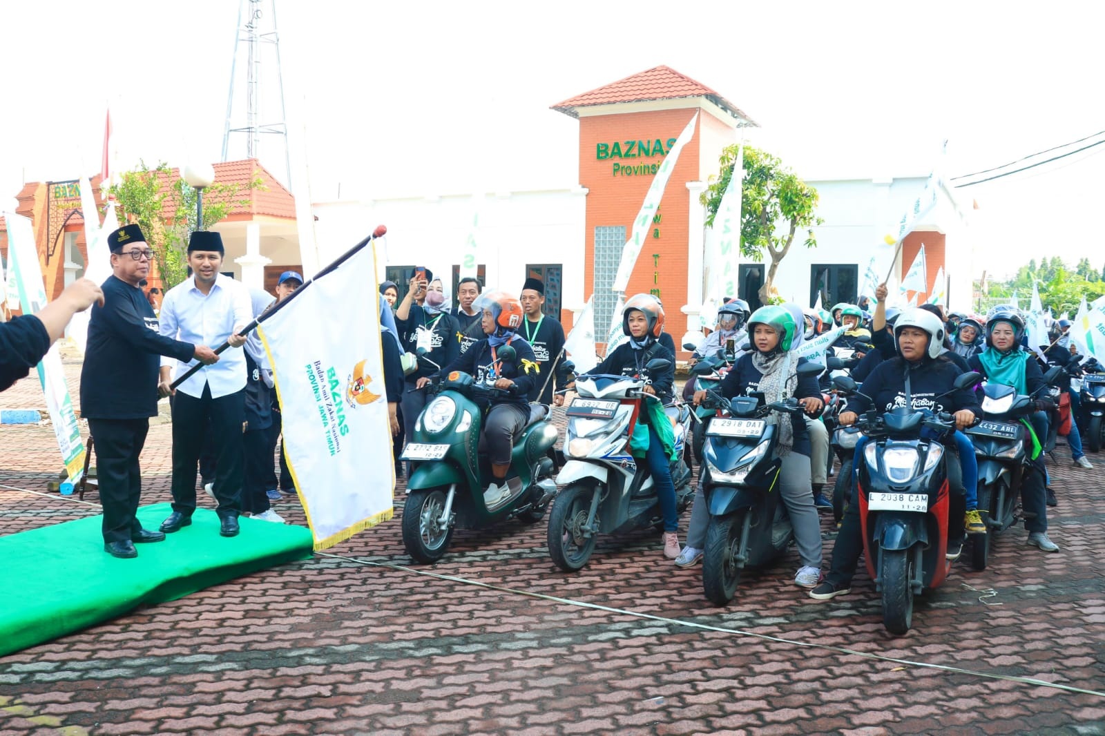 BUNDA OJOL: Wakil Gubenur Jatim Emil Elestianto Dardak saat melepas melepas Tarhib Ramadhan 2025 di Gedung Islamic Center.