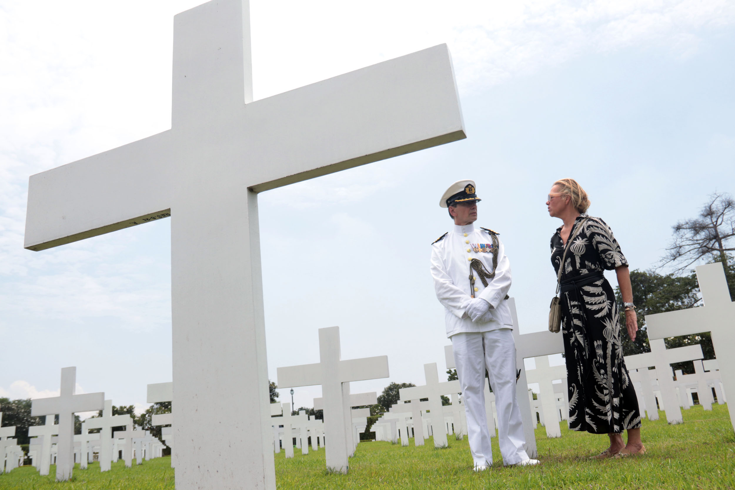 BATTLE OF JAVA SEA: Commander Patrick Stahli (kiri) beserta keluarganya mengunjungi makam pamannya, M.T.C. Klompenhouwer di Evereld Kembang Kuning, Kamis (27/2).