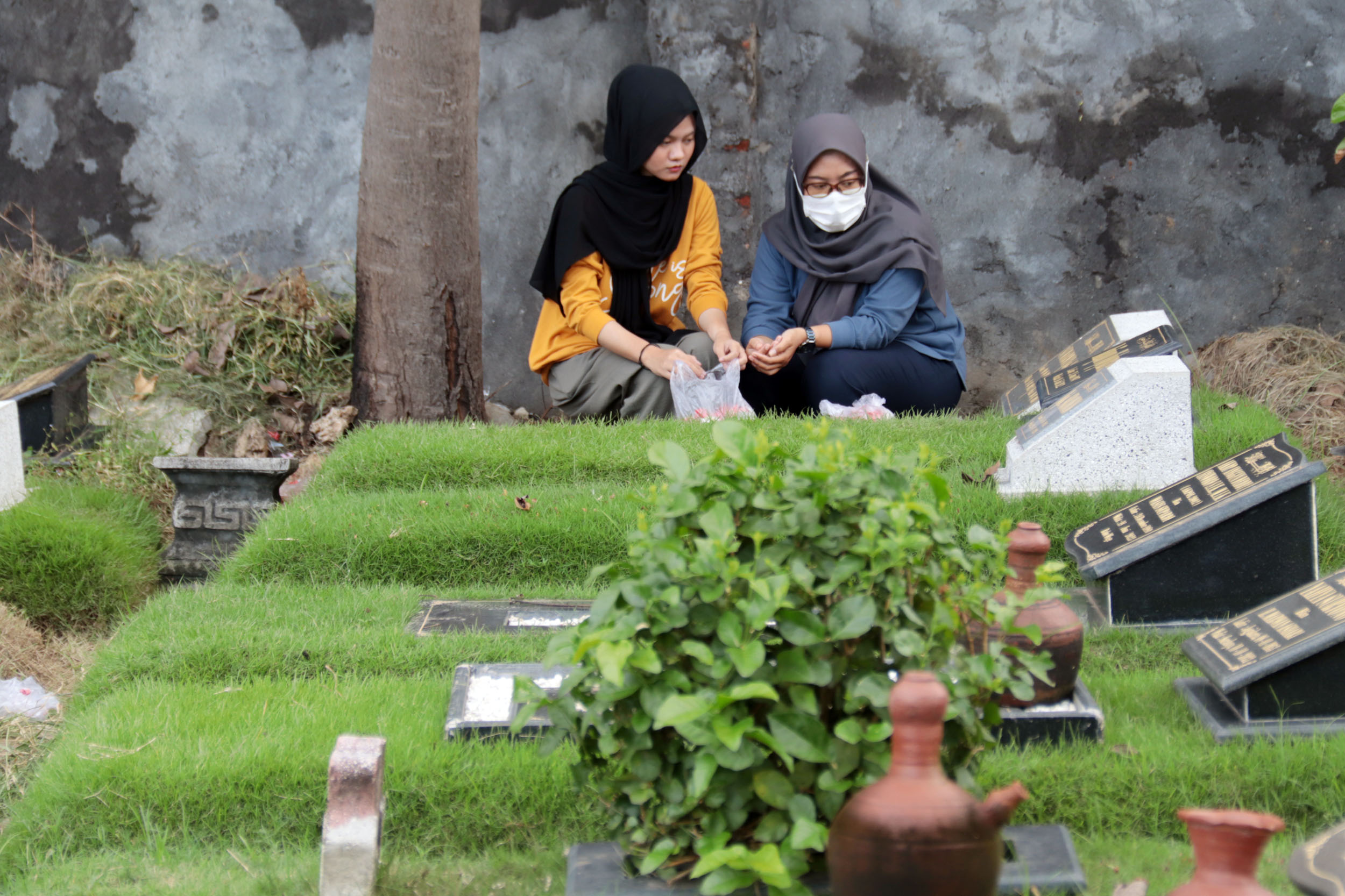 Warga Surabaya melakukan ziarah ke makam kerabatnya jelang datangnya bulan Ramadan, di TPU Ngagel, Surabaya, Kamis (27/2).