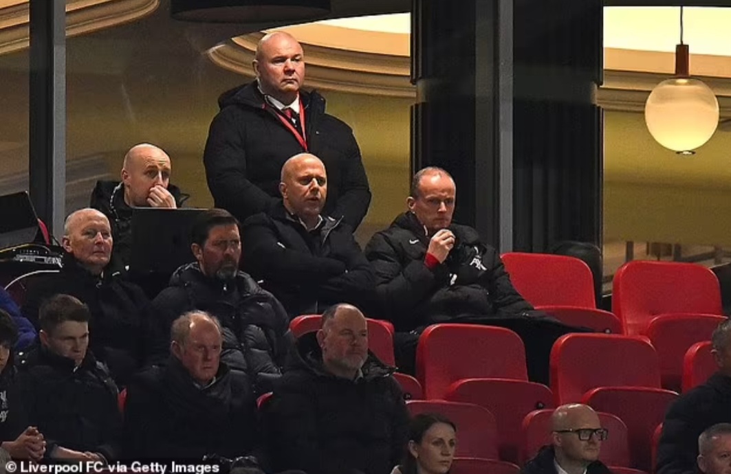 Arne Slot menyaksikan dari tribun saat ia menjalani larangan mendampingi Liverpool di pinggir lapangan pasca dikartu merah saat lawan Everton.