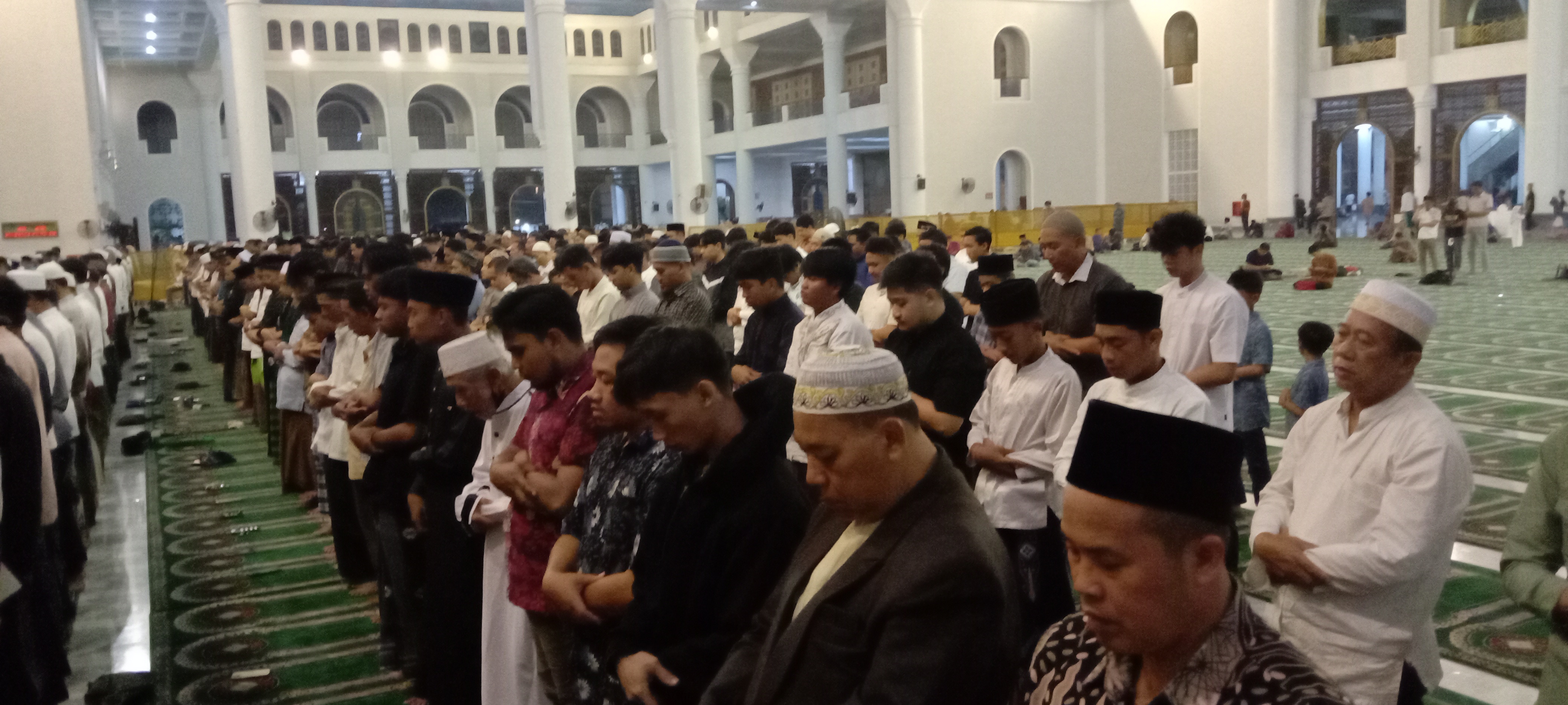 SEDIKIT : Jemaah salat tarawih perdana 1 Ramadan 1446 hijriah di Masjid Nasional Al Akbar Surabaya terlihat sedang khusyuk mengikuti salat, Jumat (28/2).