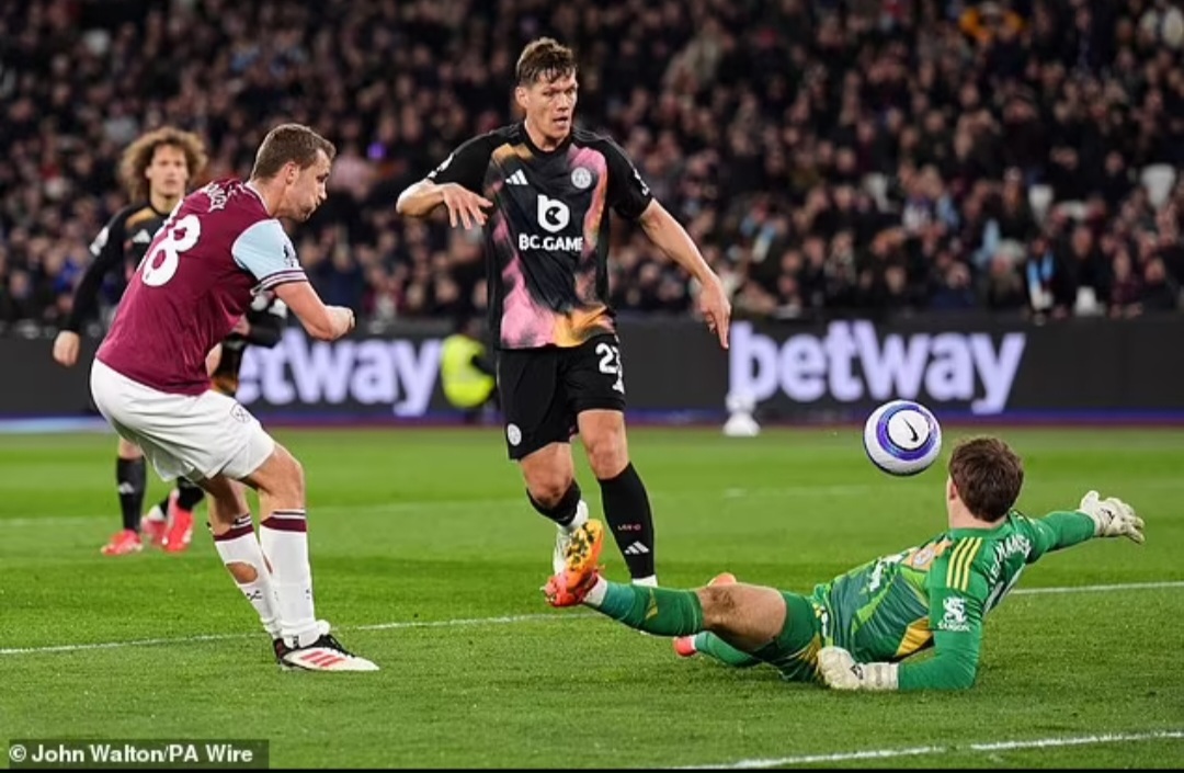 Tomas Soucek (kiri) membuka skor, dengan Jannik Vestergaard gagal memotong bola sebelum juga mencetak gol bunuh diri.