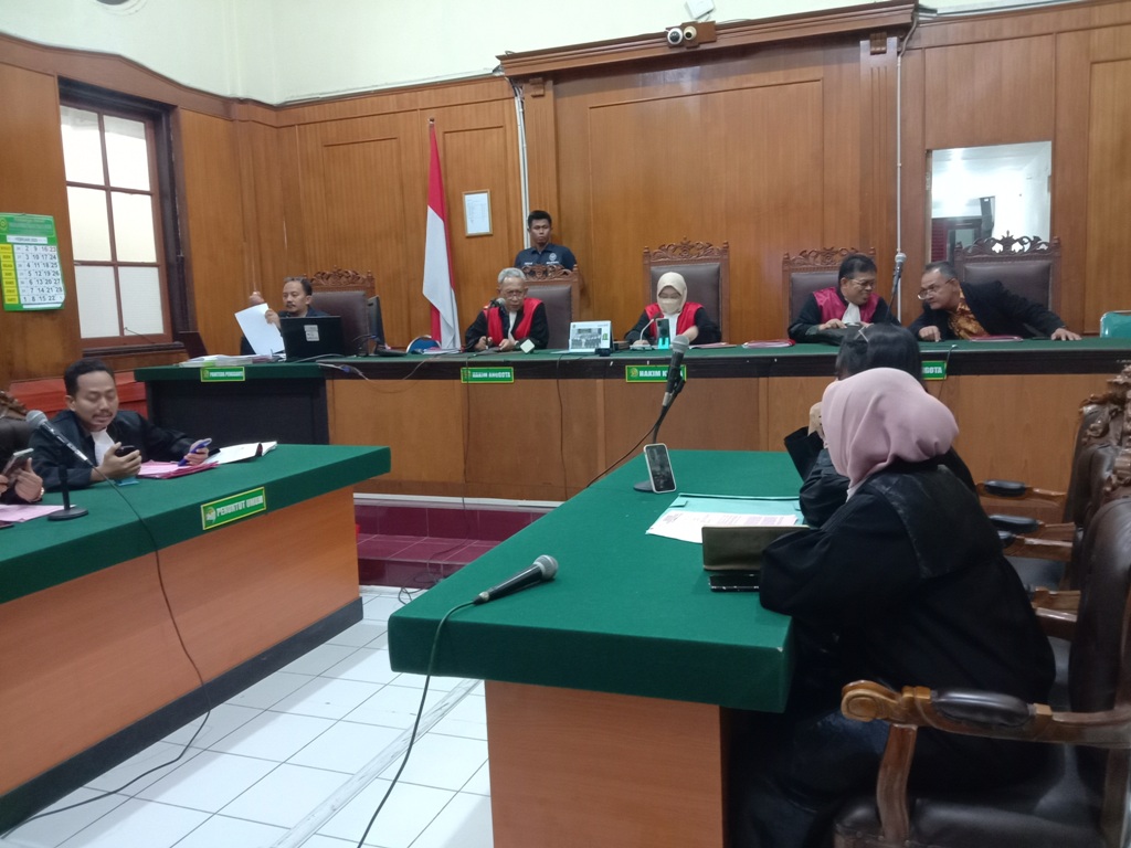 Terdajwa begal paudara siswi SMP disidangkan secara daring di PN Surabaya. (FAJAR/RADAR SURABAYA)