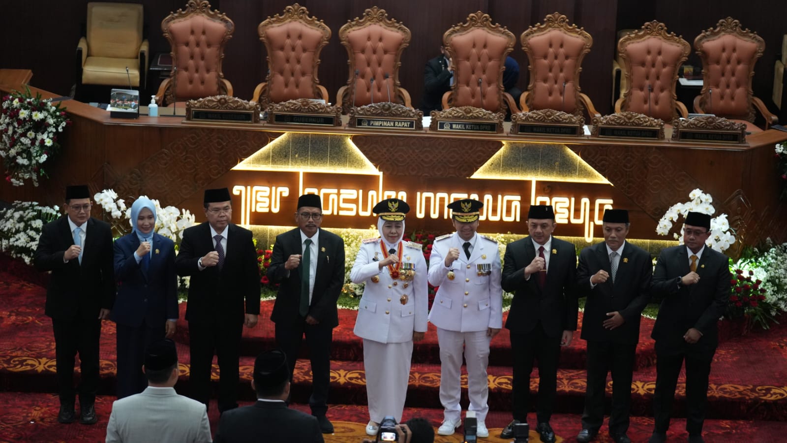 Khofifah Indar Parawansa saat rapat paripurna dengan agenda prosesi serah terima jabatan Gubernur dan Wakil Gubernur Jawa Timur di Gedung DPRD Jawa Timur, Sabtu (1/3).