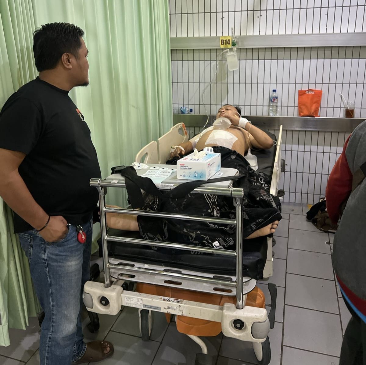 Korban penusukan di Jalan Jakarta Surabaya dirawat di rumah sakit. (IST)