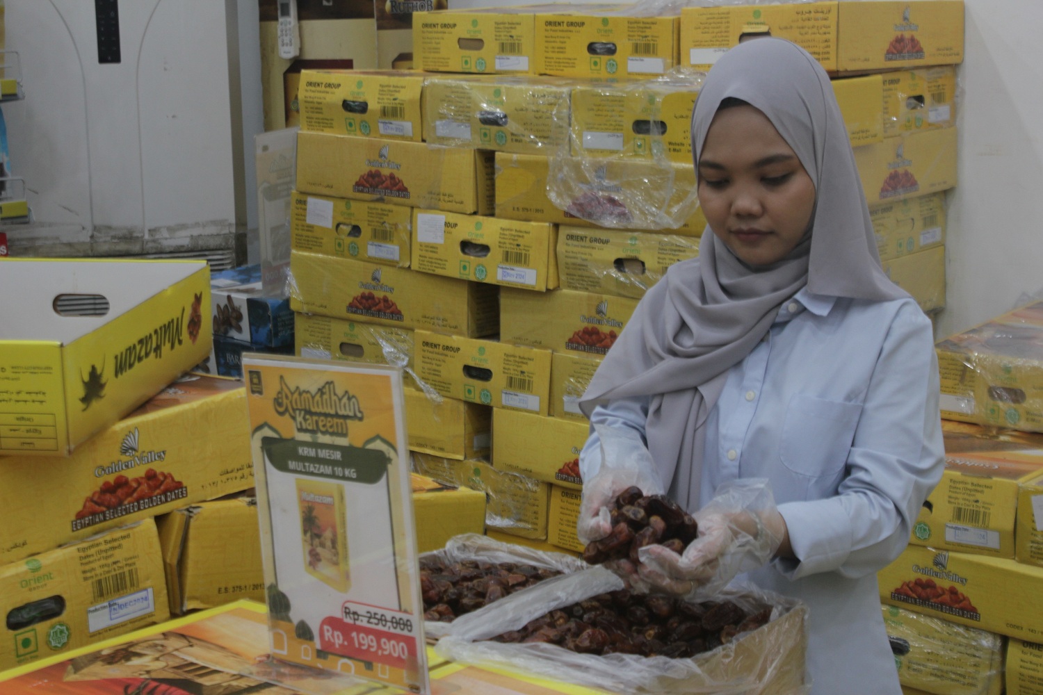 Pembeli kurma di salah satu toko kawasan Ampel, Surabaya, Minggu (2/3).