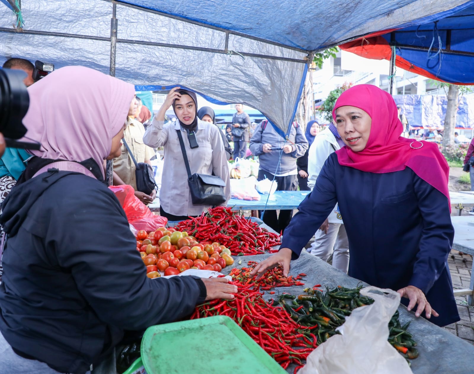 STABIL: Gubernur Jawa Timur Khofifah Indar Parawansa saat mengecek sejumlah harga bahan pokok di Pasar Among Tani Kota Batu, Minggu (2/3).