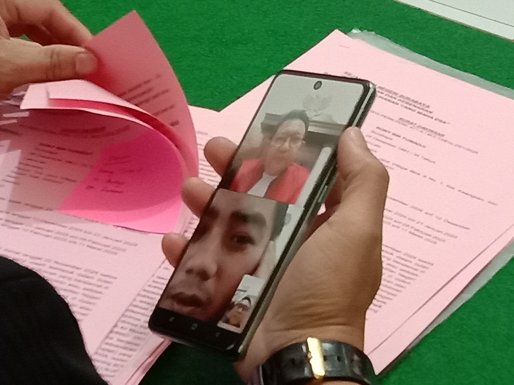 Sidang daring mulai diterapkan sejak pandemi covid pada 2020. Ada kelebihan dan kekurangannya. (FAJAR/RADAR SURABAYA)