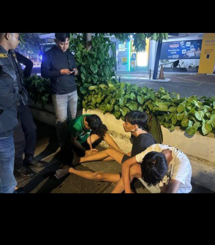 Beberapa remaja diamankan gegara tawuran sarung di Pandegiling Surabaya. (IST)