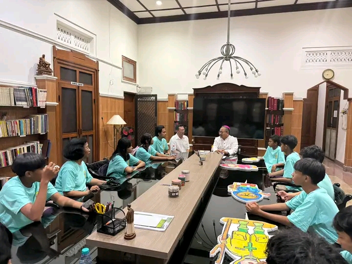 Uskup Surabaya Agustinus Tri Budi Utomo berdiskusi dengan sejumlah pelajar SMP di Surabaya. (IST)