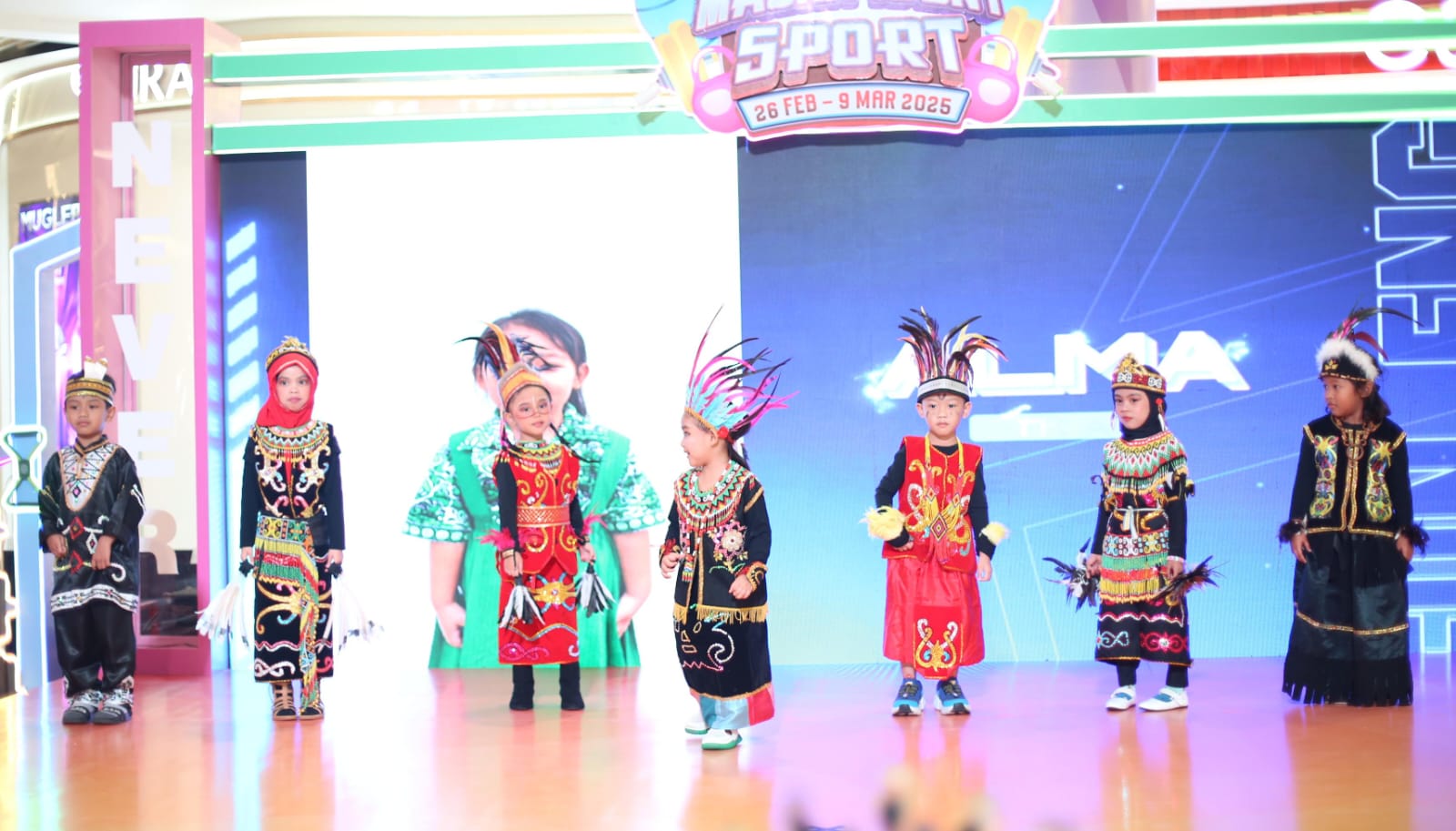PULAU BORNEO: Kemeriahan Pentas Budaya Kalimantan yang diselenggarakan oleh KB-TK Islam Al-Azhar Kelapa Gading Surabaya (Alazka) di Pakuwon City Mall Surabaya, Rabu (26/2).