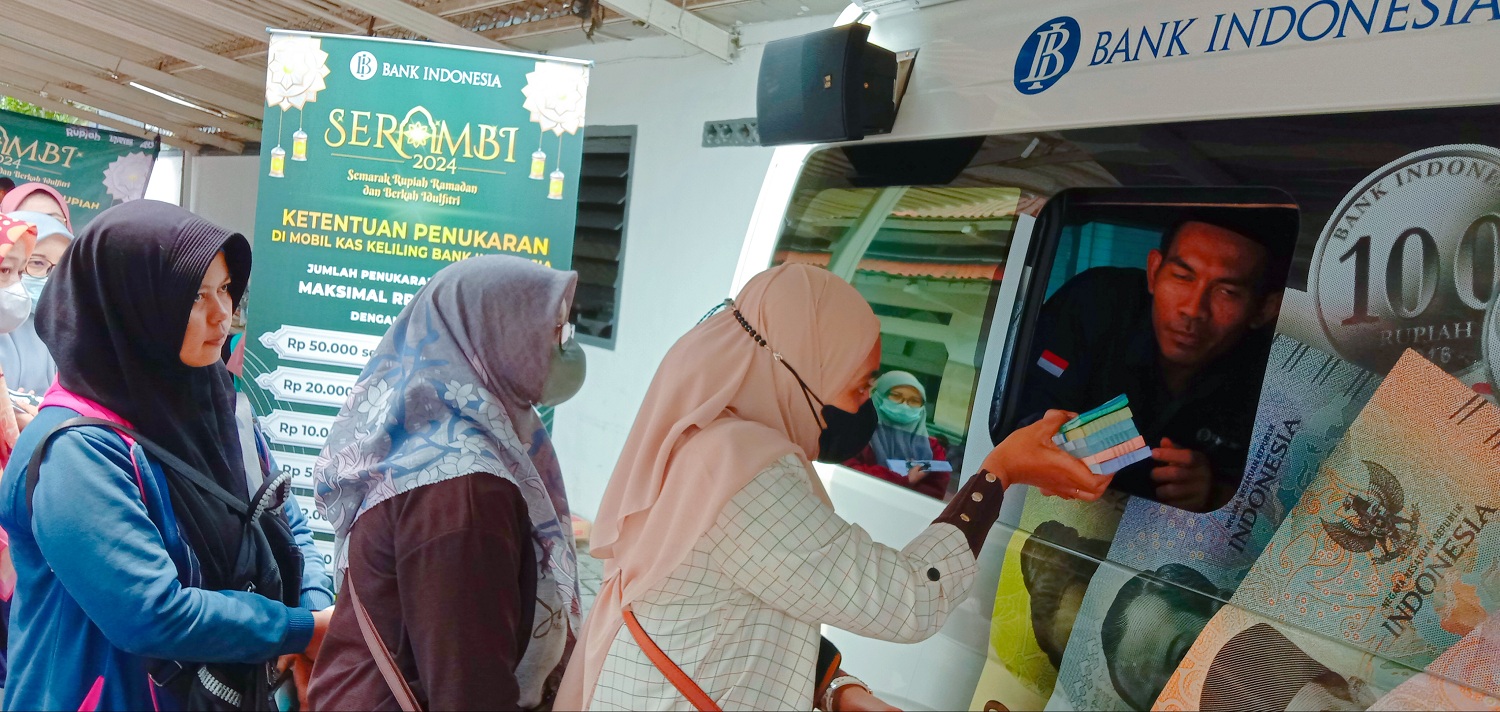 Mobil kas keliling Bank Indonesia yang melayani penukaran uang pecahan baru.