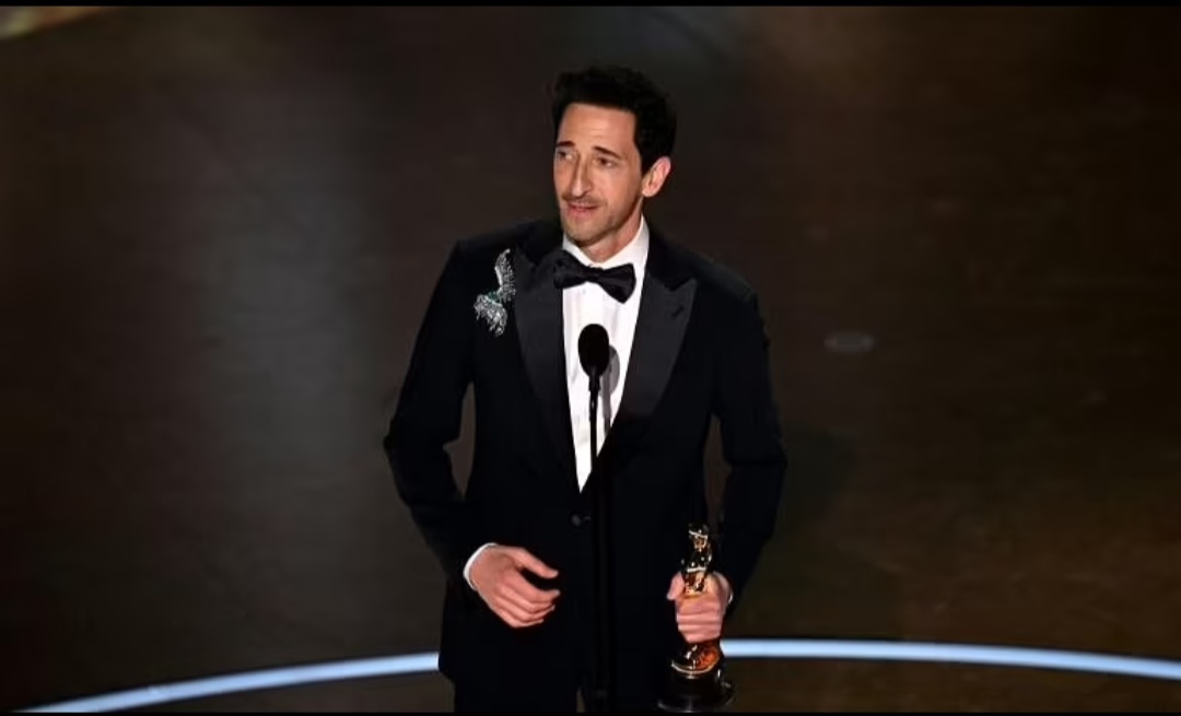 Adrien Brody menerima Oscar aktor terbaik untuk
