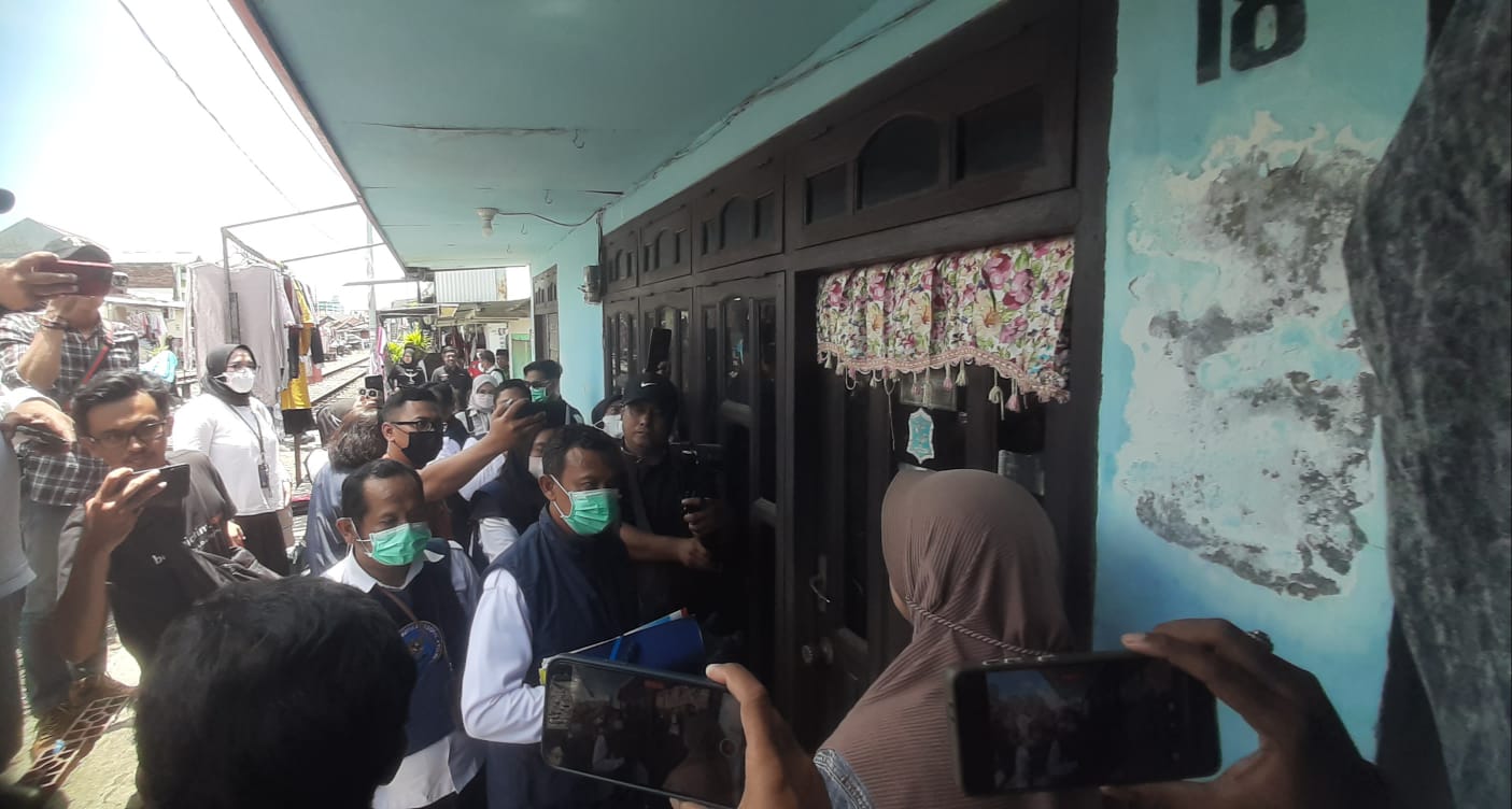 Rumah kontrakan tersangka kurir narkoba di Dupak Masigit Surabaya digeledah BNNK Surabaya dan BNNP Jatim.