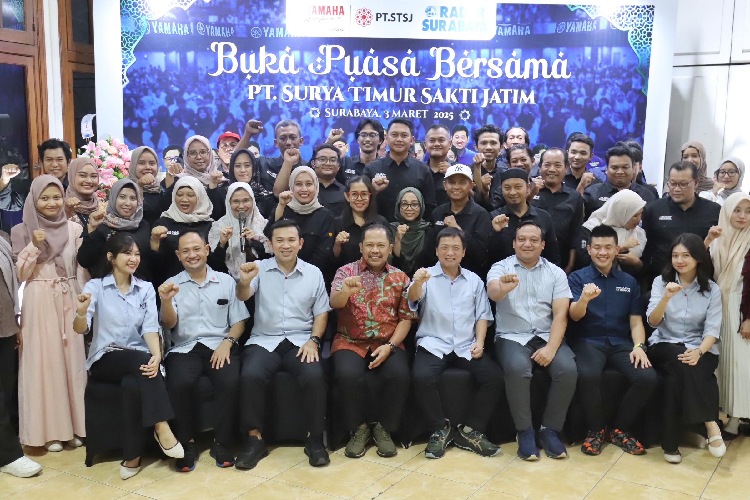 15 TAHUN TERJALIN: Perwakilan STSJ Yamaha Jatim dan seluruh karyawan Radar Surabaya saat kegiatan buka puasa bersama di kantor Radar Surabaya Jalan Kembang Jepun, Surabaya, Senin (3/3).