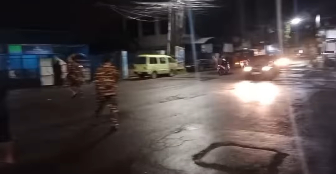 Warga dan Banser saat membubarkan perang sarung yang diduga dilakukan gerombolan gengster di Rungkut Menanggal Surabaya. (IST)
