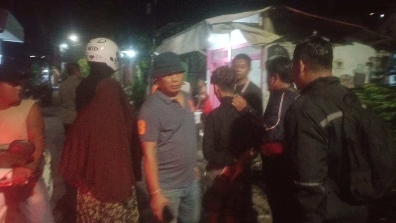 Polisi saat mengamankan dua remaja diduga hendak tawuran di Jalan Nginden Intan Surabaya. [IST]