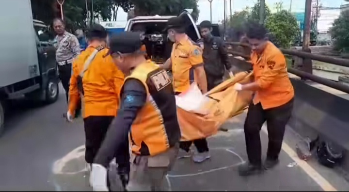 Tim gabungan melakukan evakuasi terhadap korban laka tunggal di Kalimas Baru Surabaya. (IST)