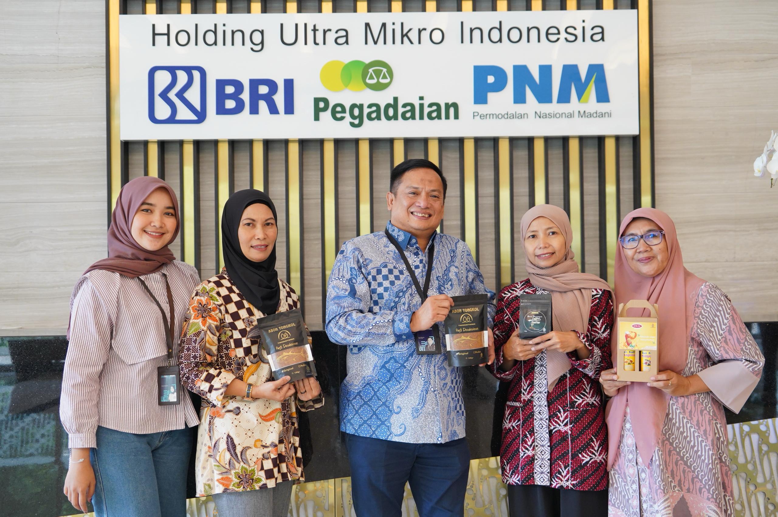 Sri Wahyuningsih, seorang nasabah binaan PNM Mekaar menjadi contoh nyata dari perjuangan dan keuletan dalam mengembangkan usaha.